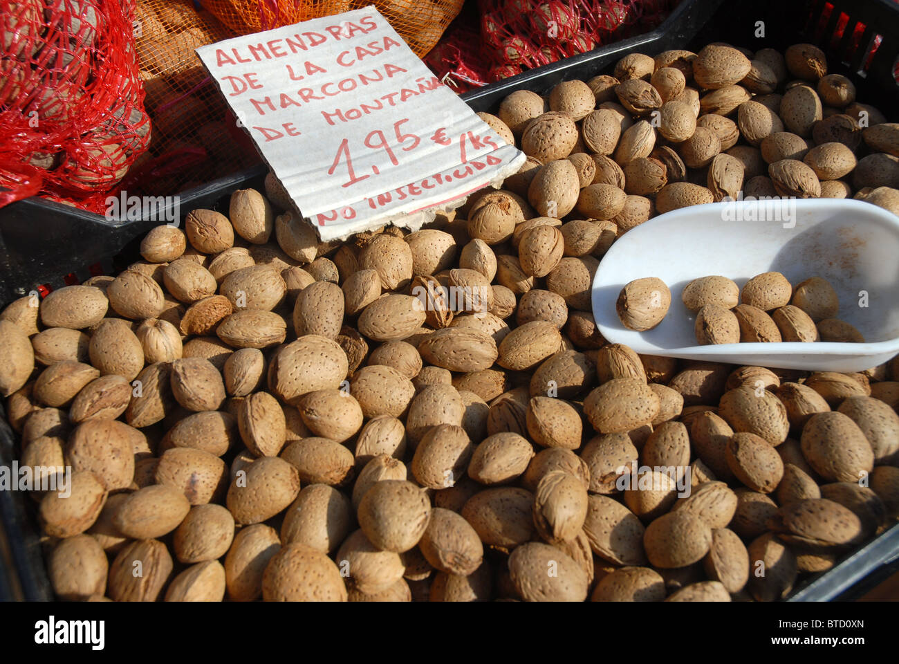 Mandorle organico per la vendita a una pressione di stallo sul ciglio della strada, vicino Guadalest, Provincia di Alicante, Comunidad Valenciana, Spagna Foto Stock