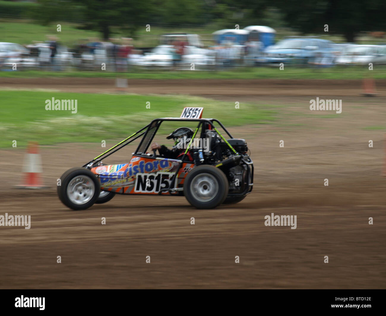 Un lento pan di una vettura veloce. Foto Stock