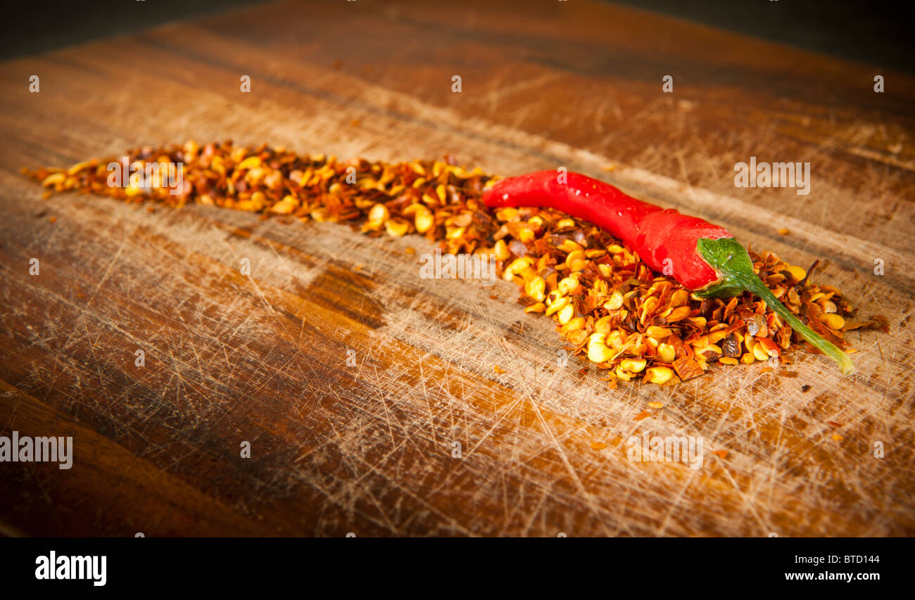 Red Hot Chili concetto - Il peperoncino si siede in cima al peperoncino semi conformata come un peperoncino Foto Stock