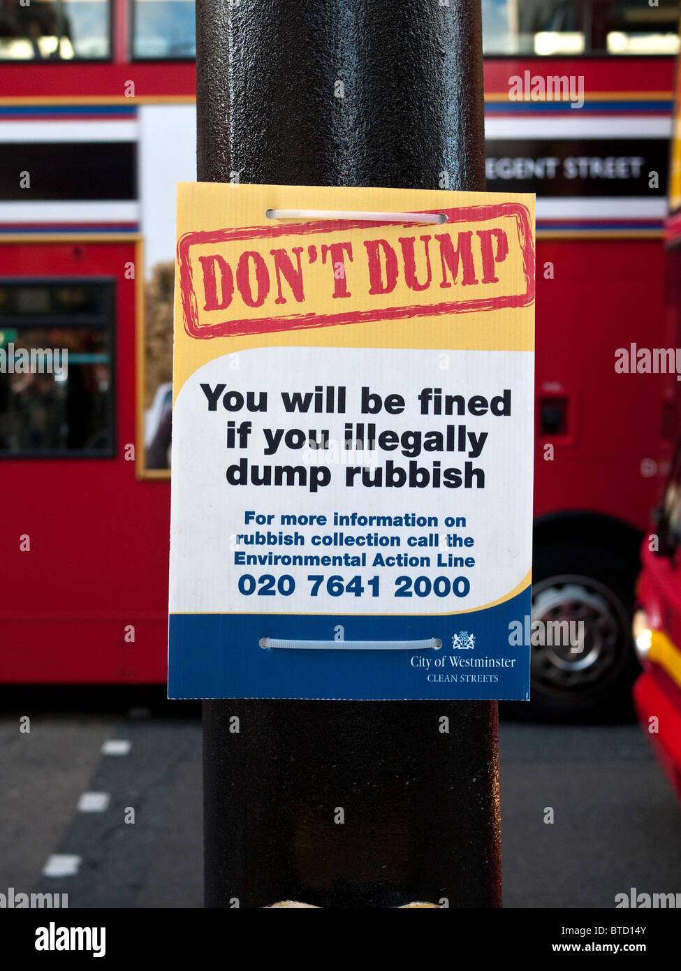 City of Westminster spazzatura Dumping segno di avvertimento, Oxford Street, Londra, Ottobre 2010 Foto Stock