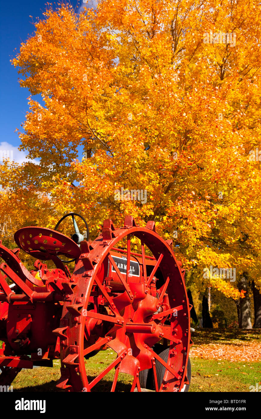 Antico trattore in autunno nei pressi di Rockport Maine USA Foto Stock