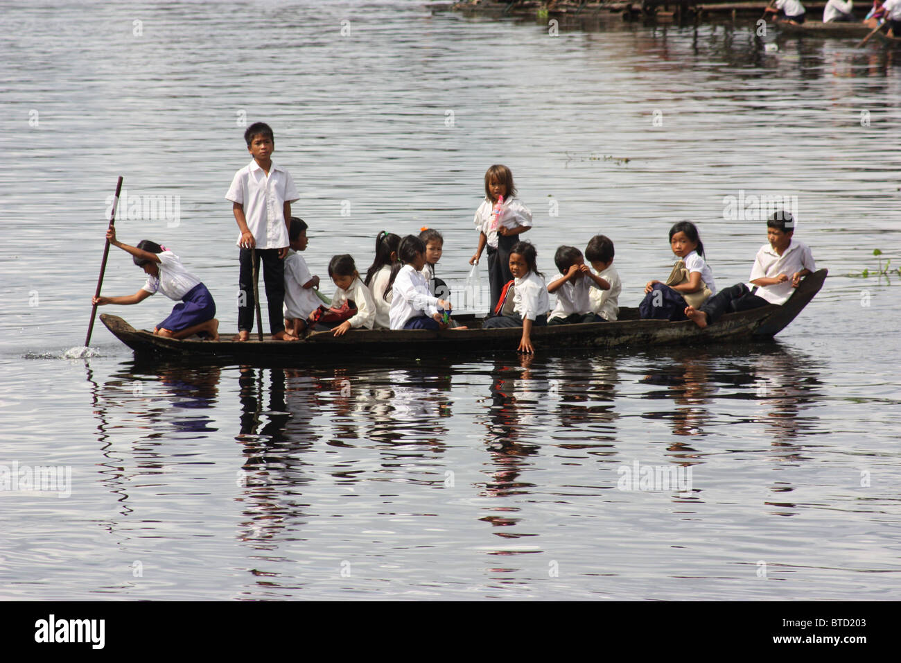 Gli alunni che tornano da scuola in un villaggio galleggiante, Cambogia, Asia Foto Stock