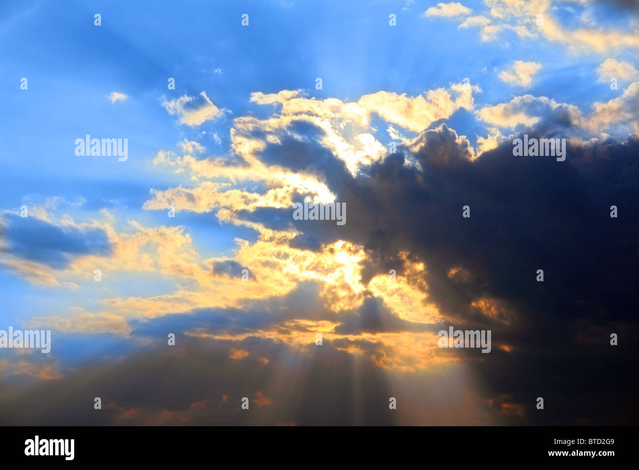 Scena drammatica con nuvole e sole dietro Foto Stock