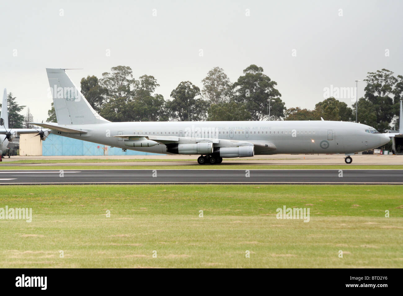 Royal Australian Air force (raaf) Boeing 707 tanker rullaggio per la pista di decollo da homebase raafb richmond. Foto Stock