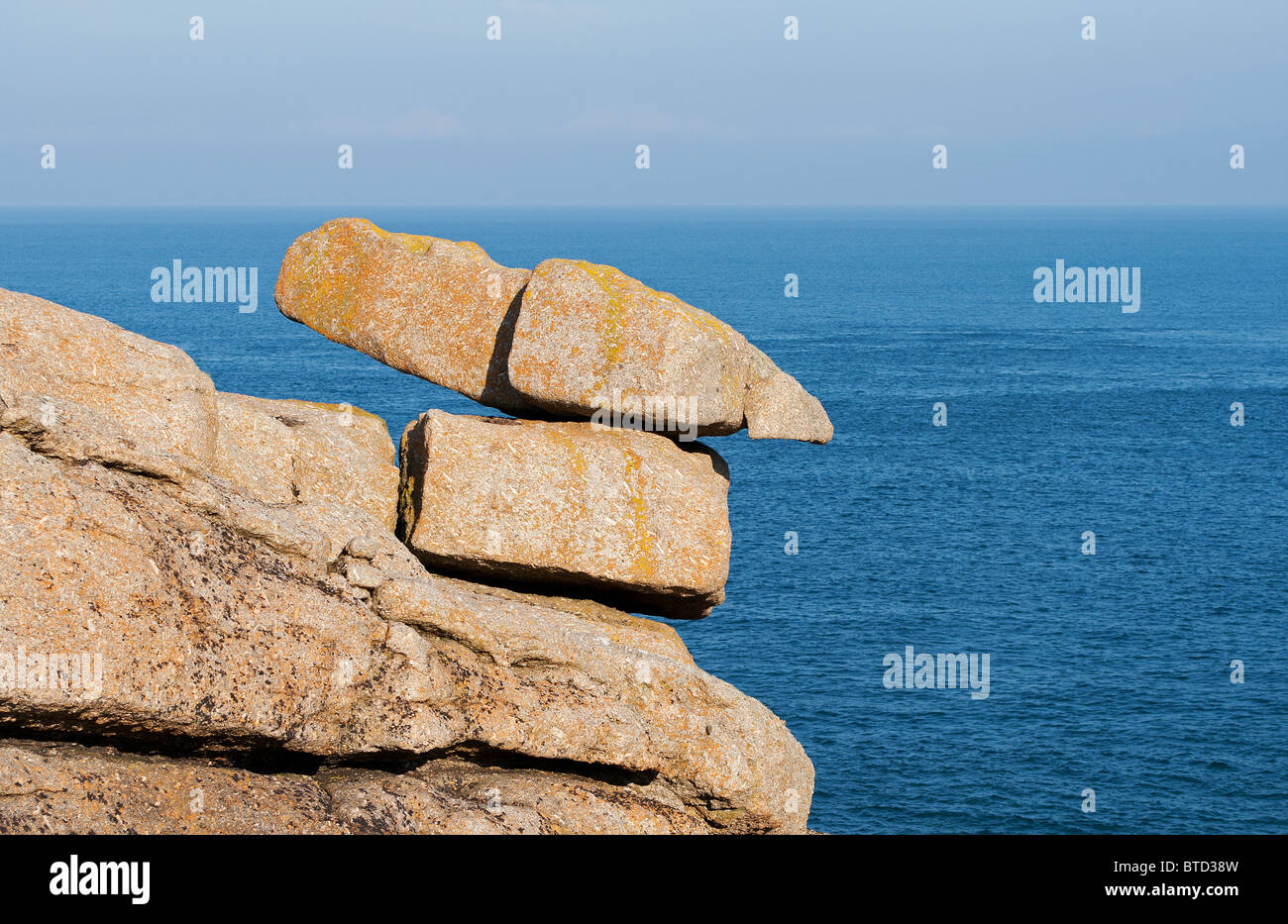 Un bilanciamento formazione di roccia nelle vicinanze del Lands End in Cornwall, Regno Unito Foto Stock