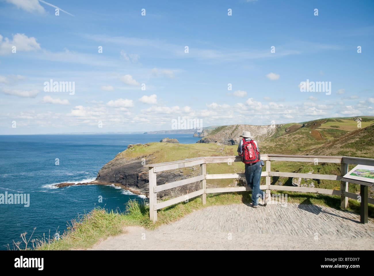 Visitatore di ammirare vista costiera da Tintagel Castle, Cornwall, Regno Unito Foto Stock