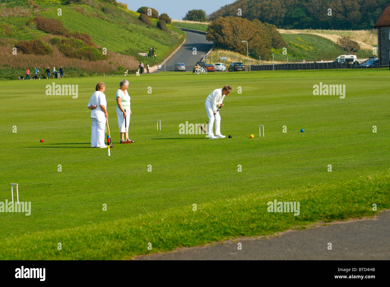 Sport e campo da cricket nel villaggio Northumbrian di Bamburgh Foto Stock