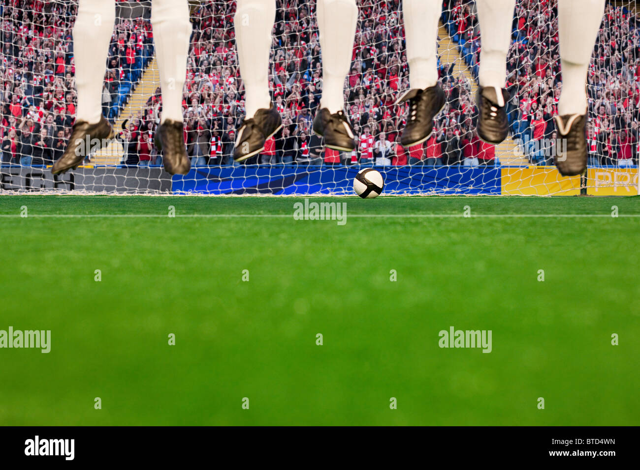 Free Kick durante una partita di calcio Foto Stock