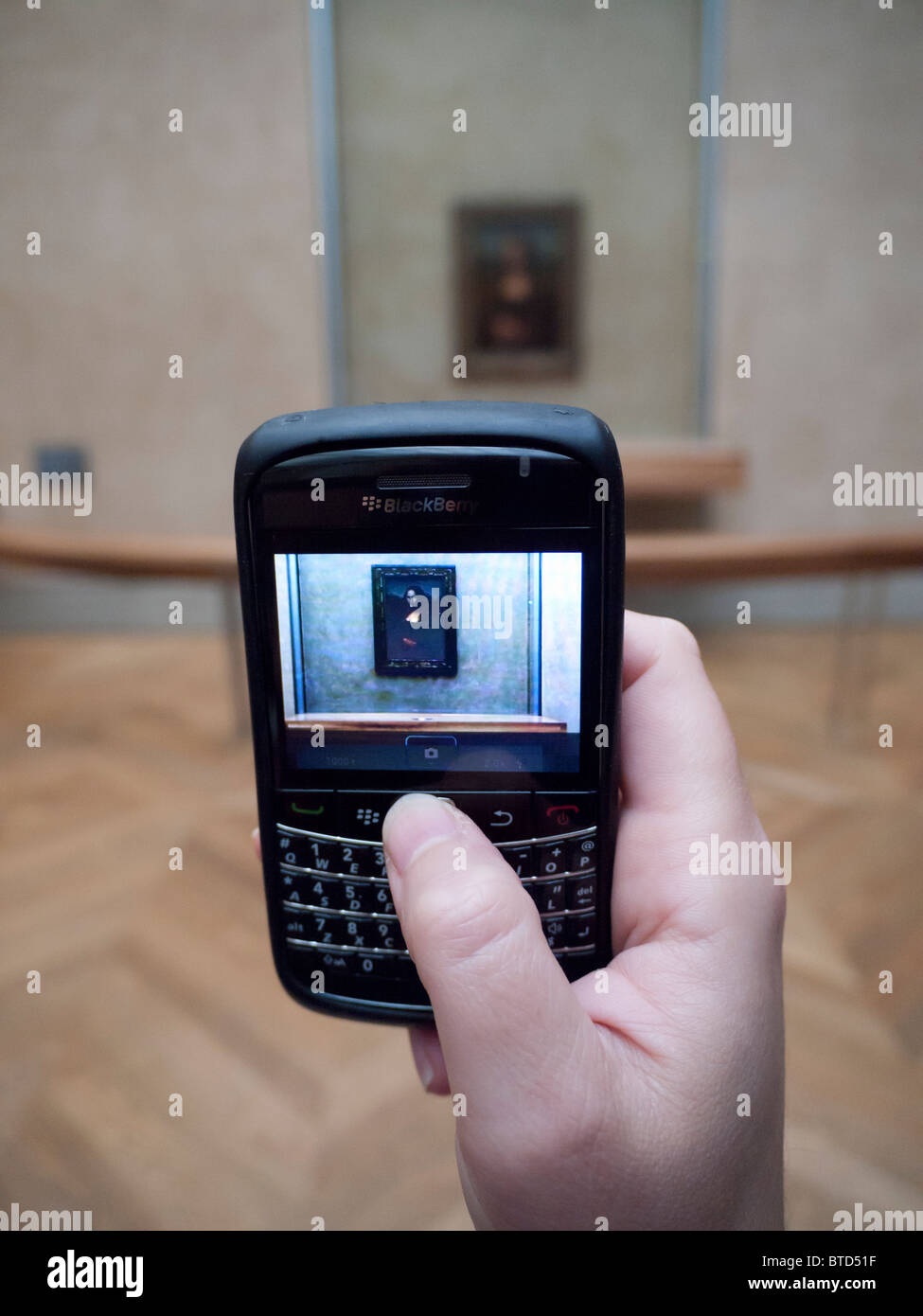 Turistica prendendo fotografia di Mona Lisa dipingere con la fotocamera del telefono al museo del Louvre a Parigi Francia Foto Stock