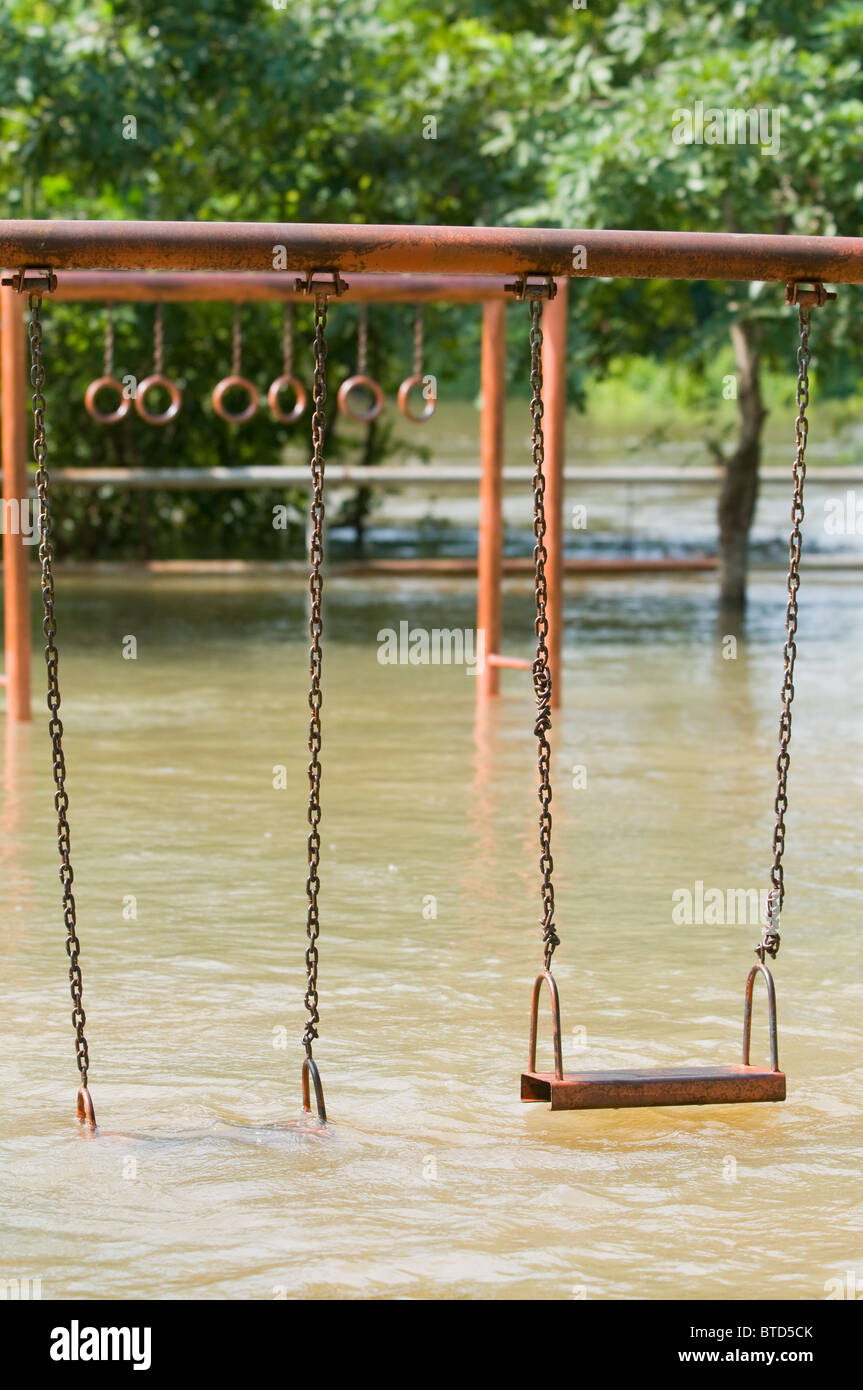 Parco giochi allagata dopo monsoni piogge in Thailandia. Profondità di campo con lo swing di primo piano nella messa a fuoco. Foto Stock