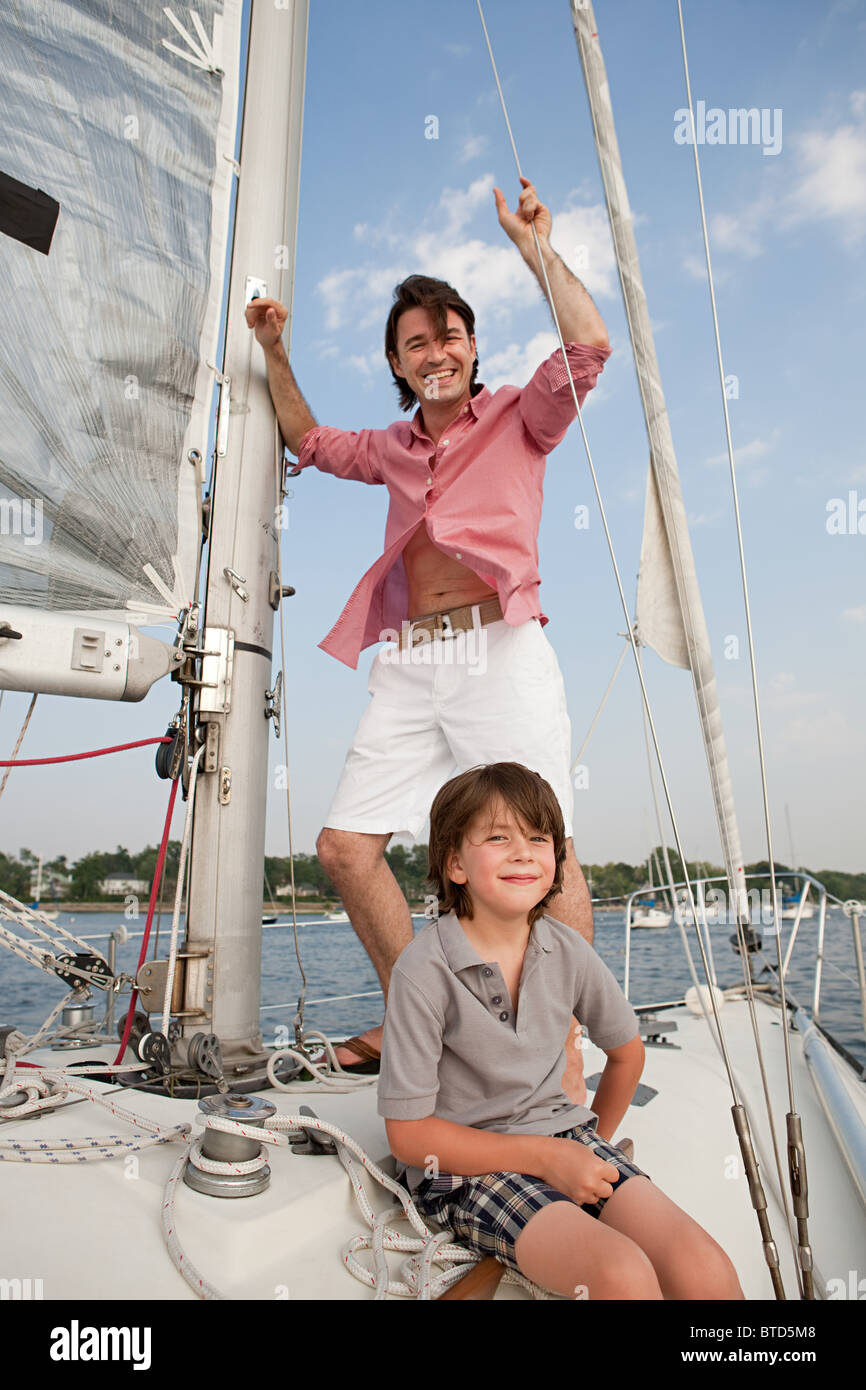 Padre e figlio a bordo di yacht, ritratto Foto Stock