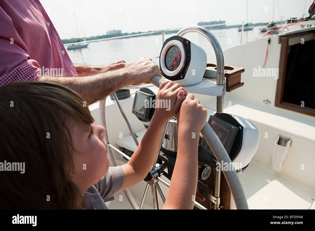 Padre e figlio yacht a vela Foto Stock