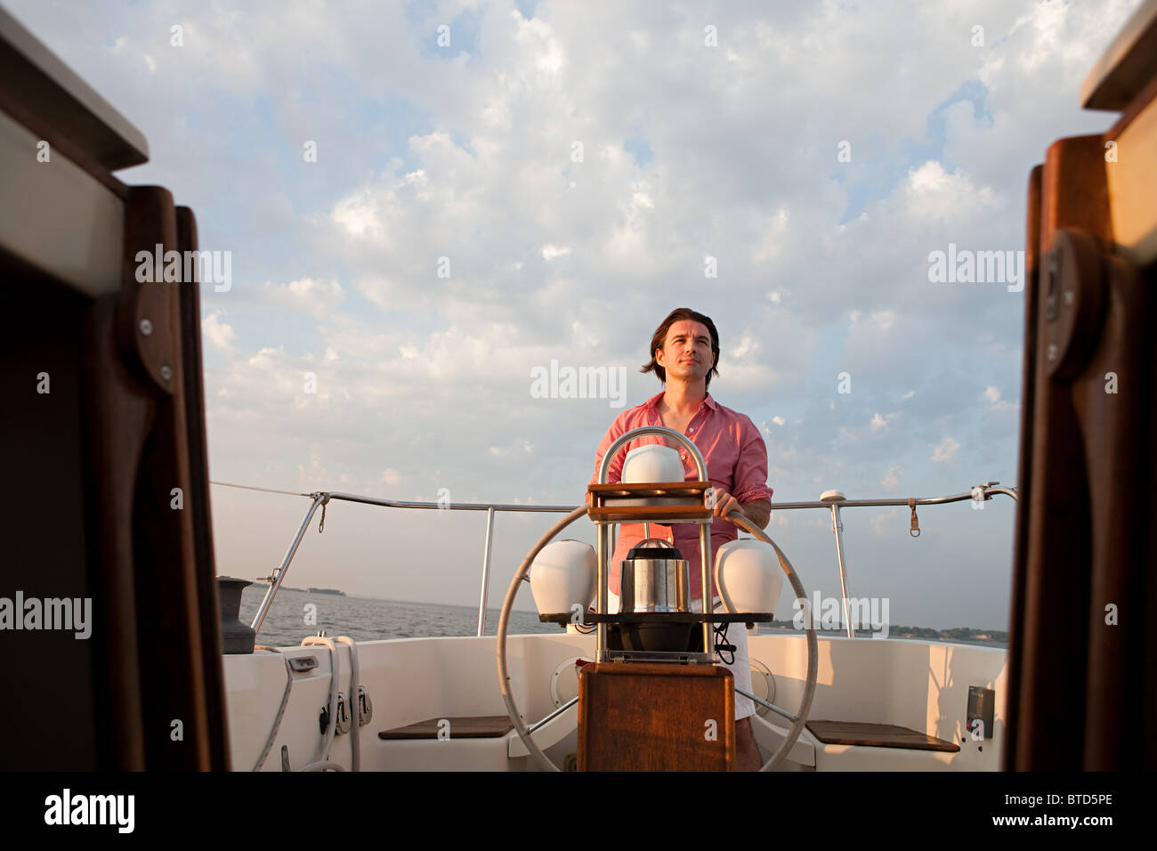 Metà uomo adulto yacht dello sterzo Foto Stock