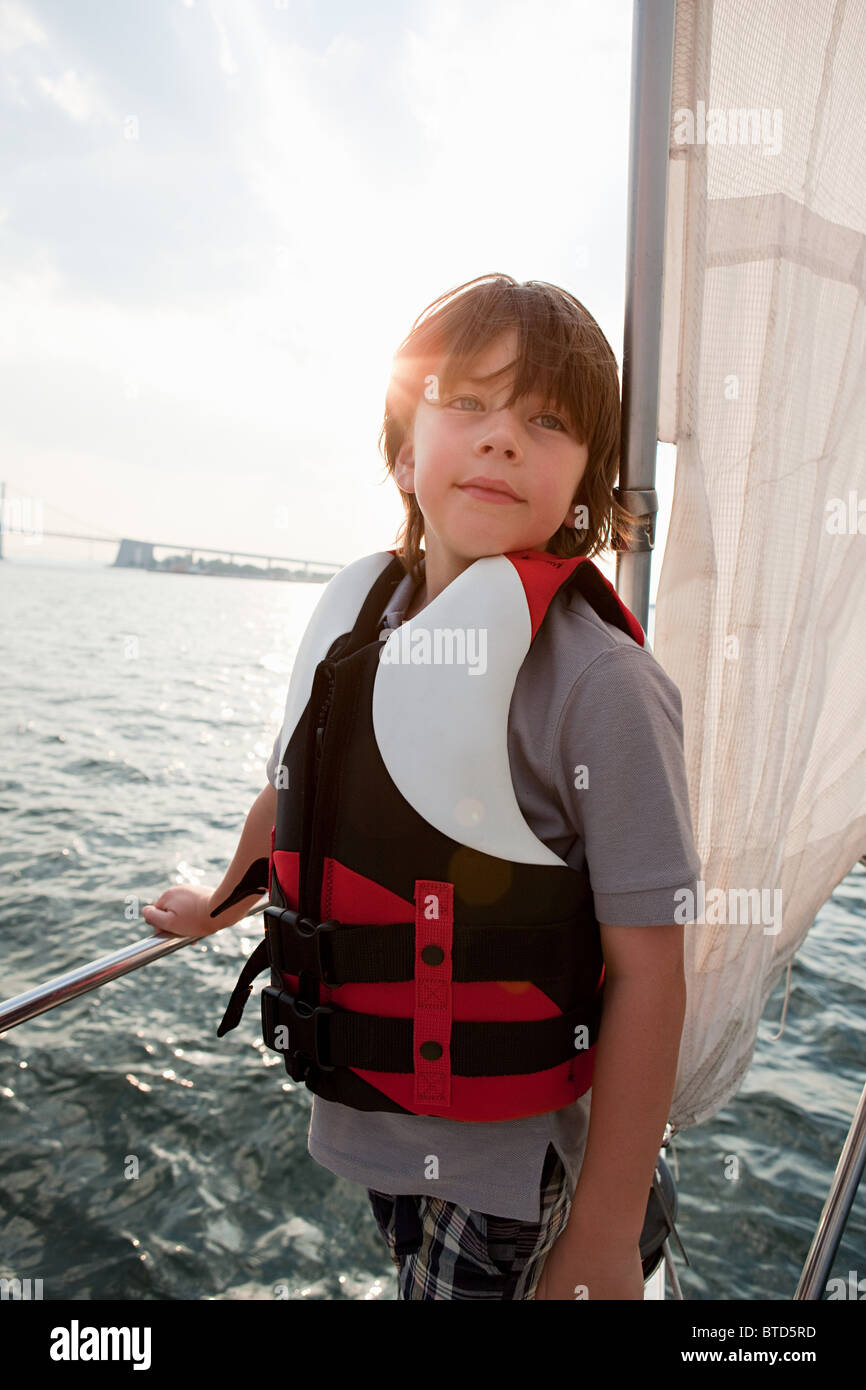 Ragazzo giovane a bordo di yacht Foto Stock