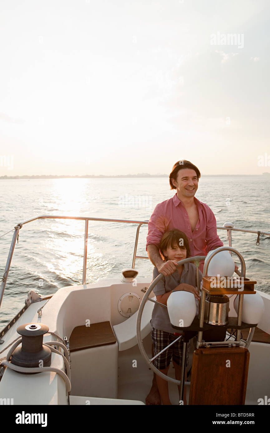 Padre e figlio yacht dello sterzo Foto Stock