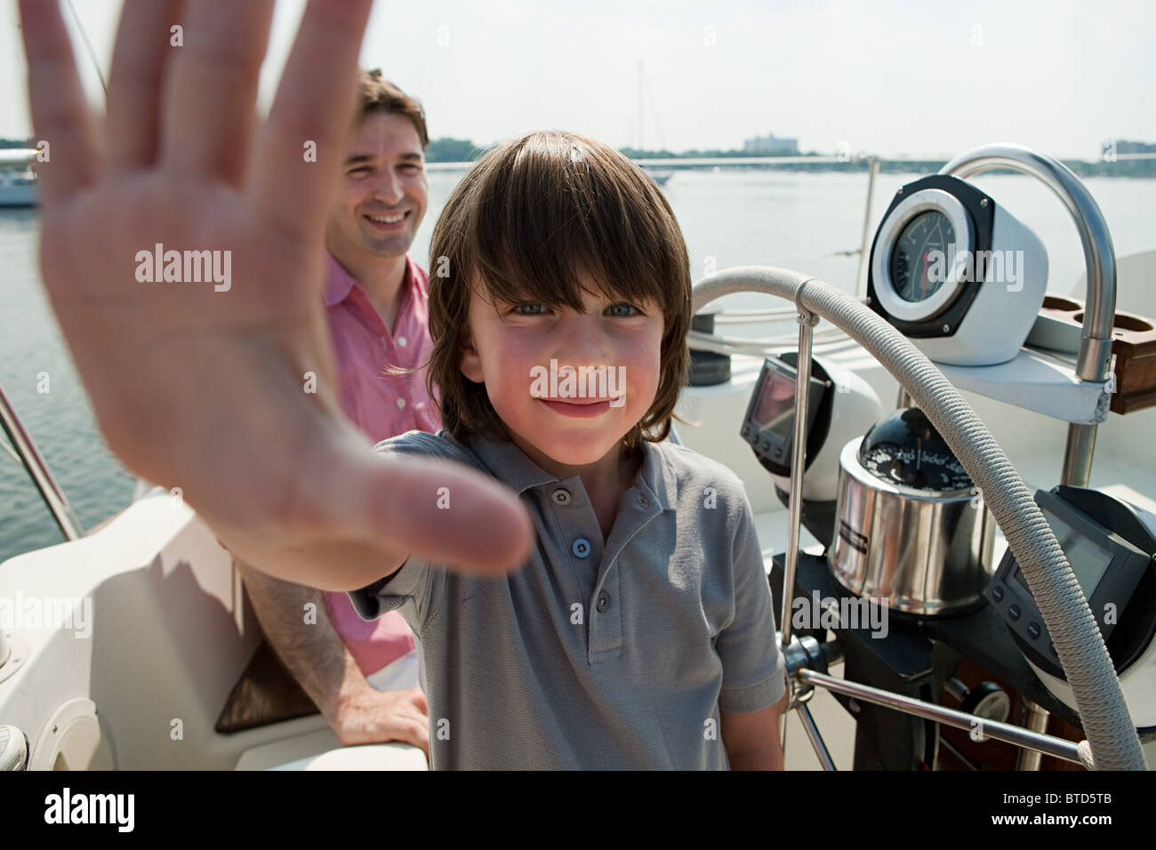 Padre e figlio yacht a vela Foto Stock