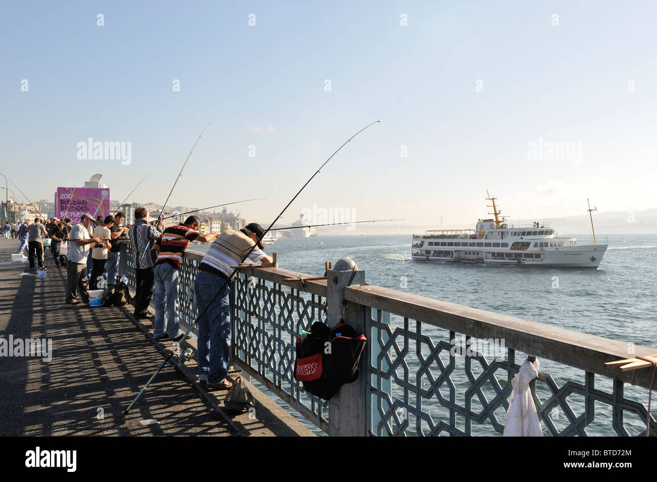 I traghetti e i pescatori sul Ponte di Galata, İstanbul, Turchia 100916 35949 Foto Stock