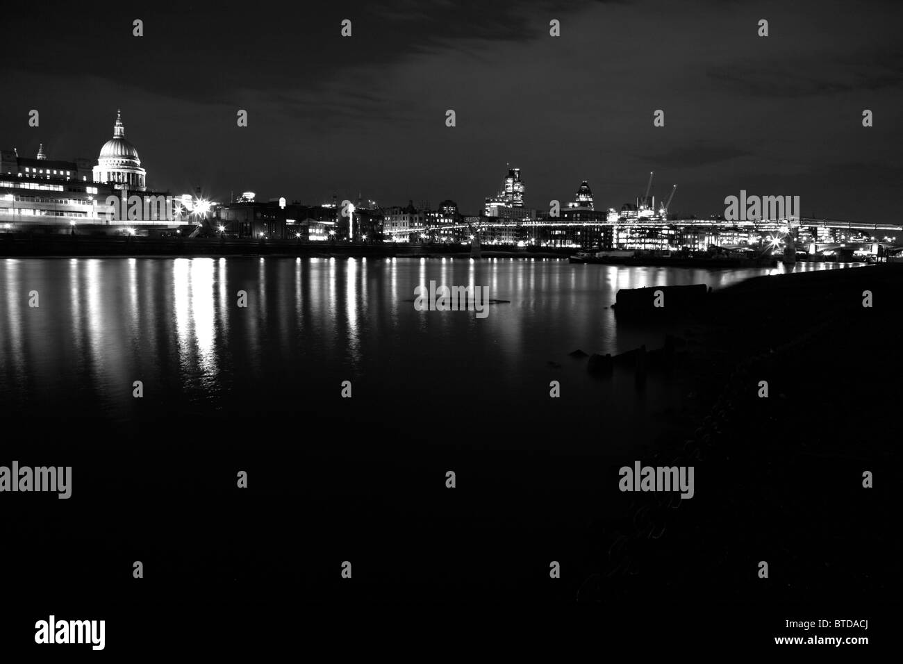 Guardando al di là del fiume Tamigi a Millennium Bridge alla Cattedrale di St Paul e la città di Londra, Regno Unito Foto Stock
