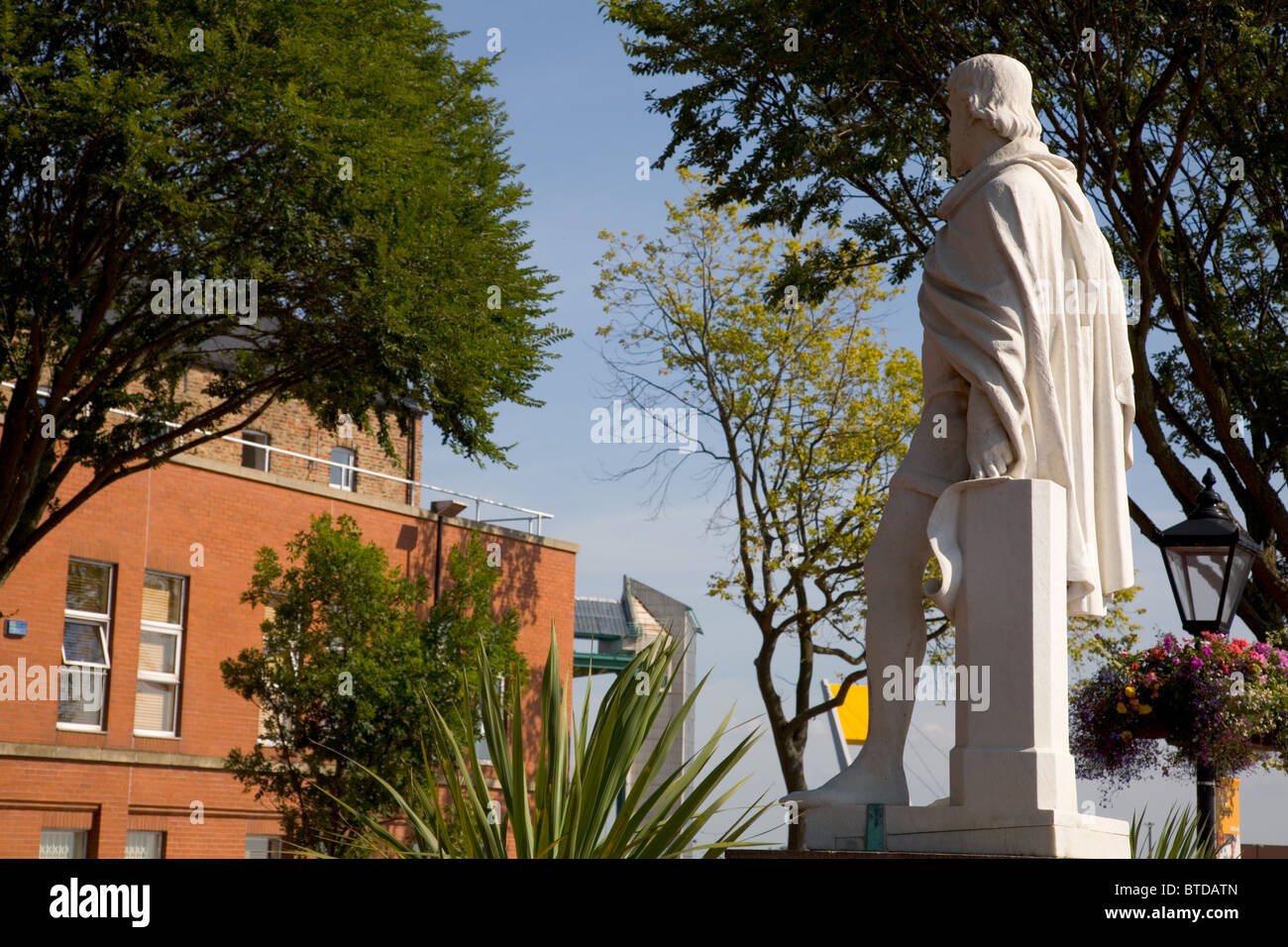 Statua di William Delapole con barriera di marea in background di Kingston upon Hull Foto Stock