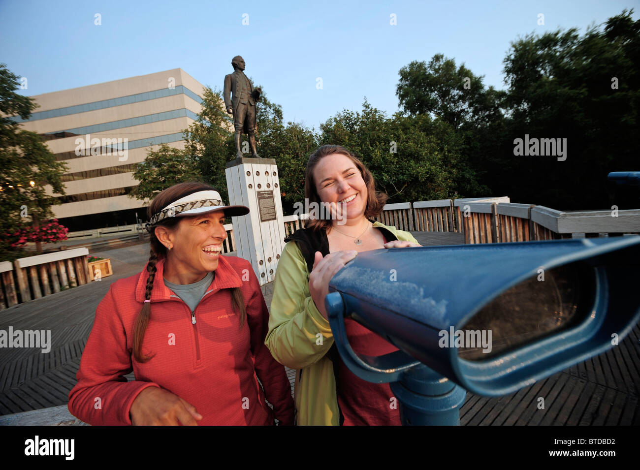 Due donne al Parco di risoluzione con il Capitano James Cook statua in background, Anchorage in Alaska, Foto Stock