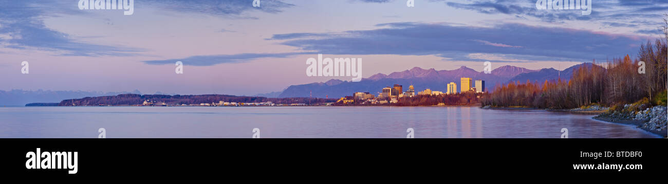 Vista al tramonto della skyline di ancoraggio che riflettono nelle acque di Cook Inlet e Knik Arm, centromeridionale Alaska, caduta Foto Stock