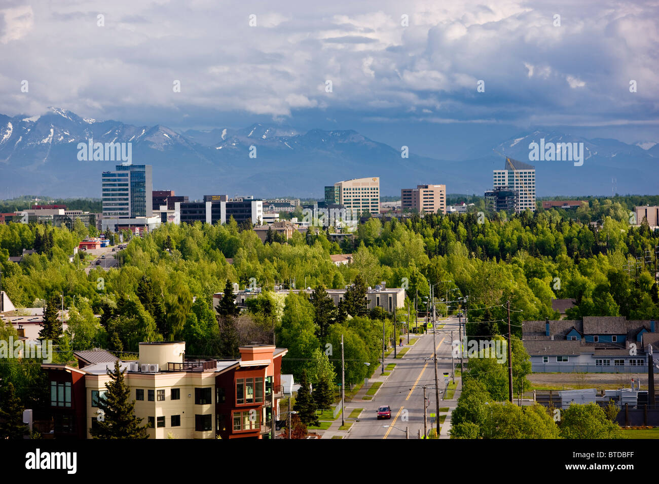 Vista del centro di Anchorage guardando a sud verso le Kenai Mountains durante l'estate, centromeridionale Alaska Foto Stock