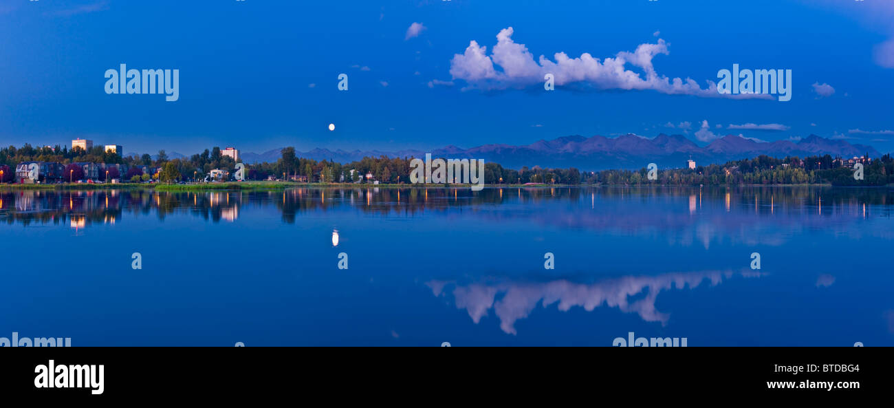 Vista crepuscolo di luna piena sopra Westchester Lagoon nel centro cittadino di Anchorage, centromeridionale Alaska, caduta Foto Stock