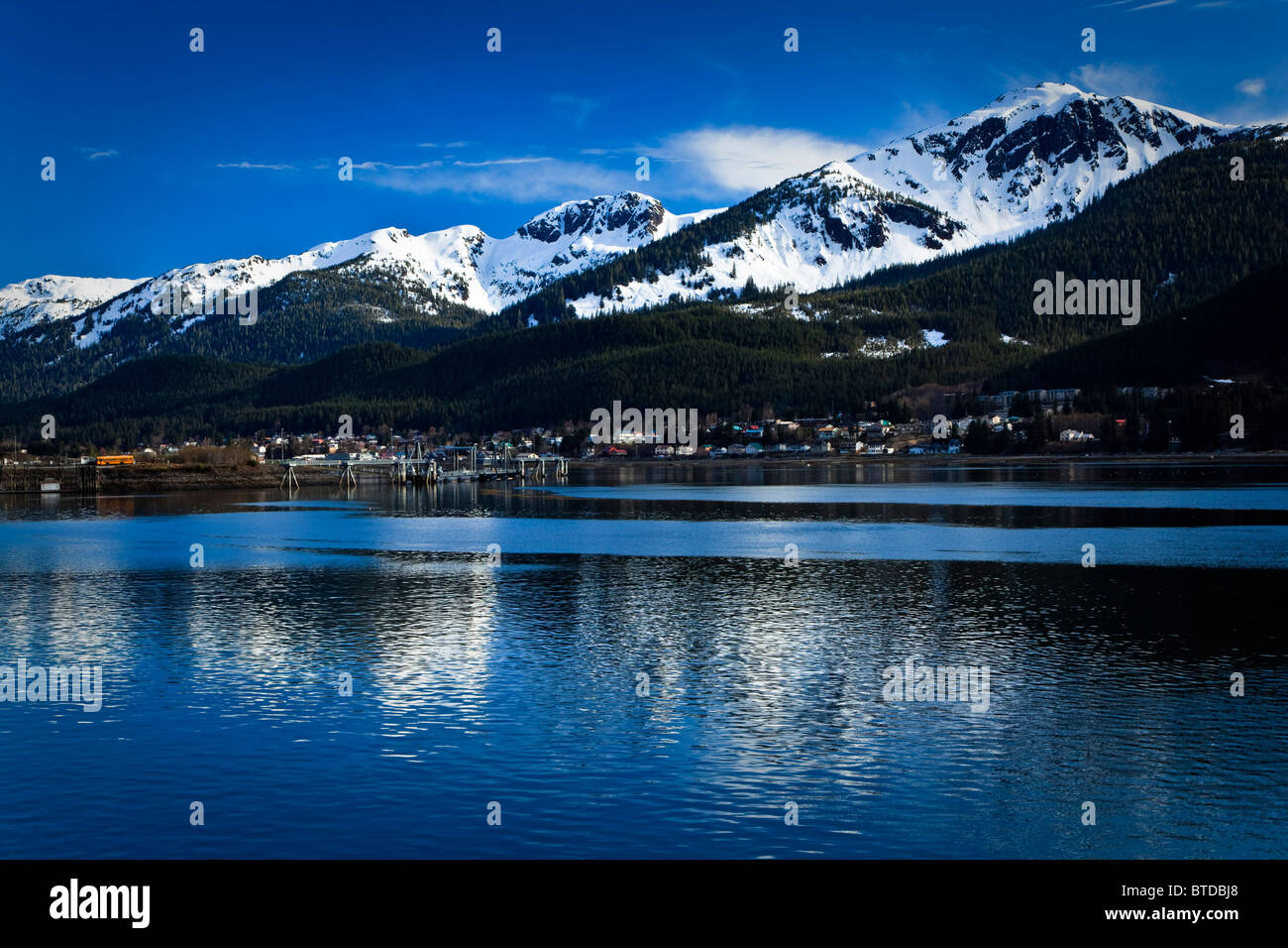 Vista del Monte Jumbo e Isola di Douglas da Juneau con canale Gastineau in primo piano, a sud-est di Alaska, estate Foto Stock