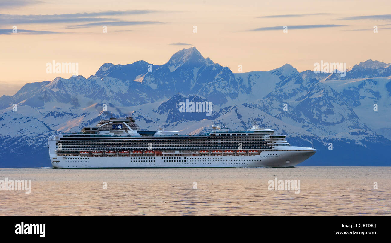 Vista del Princess nave da crociera "Diamond Princess' al tramonto in Prince William Sound, centromeridionale Alaska, estate Foto Stock