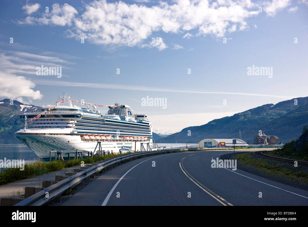 Vista della strada al Whittier Harbour e la ** Diamond Princess Cruise nave ormeggiata durante l'estate, centromeridionale Alaska Foto Stock