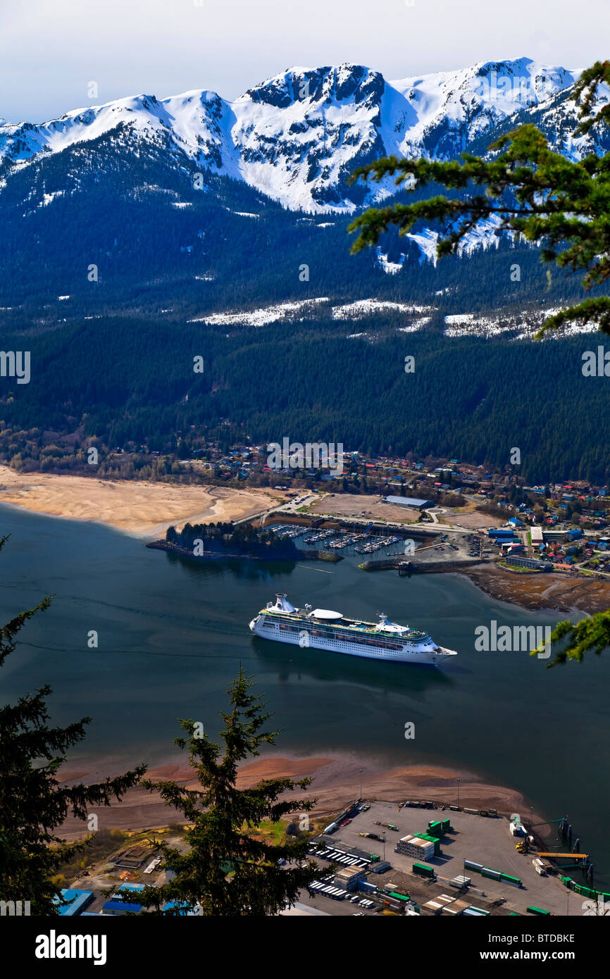 Vista dal Monte Roberts di Royal Caribbean Cruise Ship nel canale Gastineau, Juneau, a sud-est di Alaska, estate Foto Stock