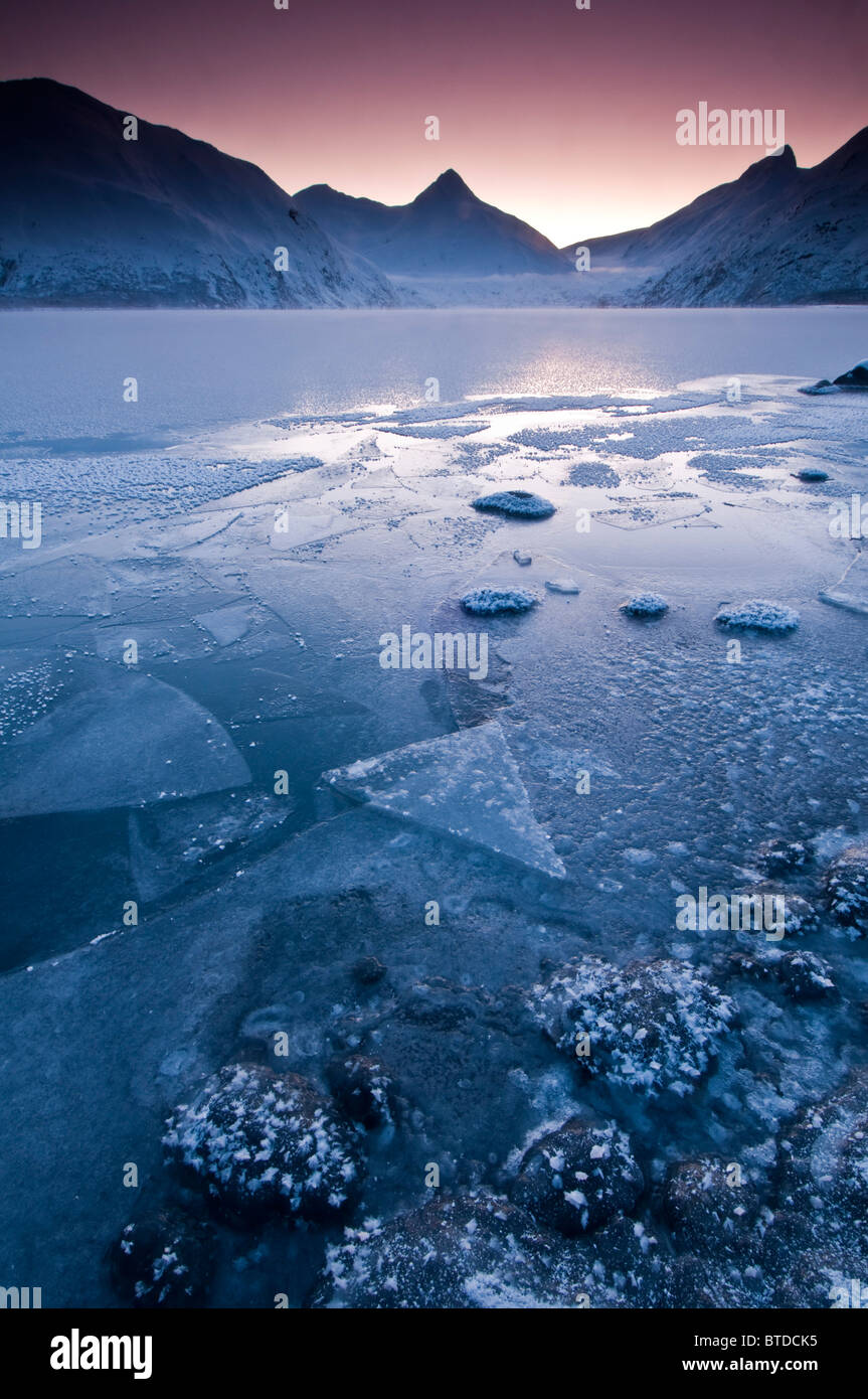 In prossimità della superficie ghiacciata del lago di Portage all'alba nella Chugach National Forest, centromeridionale Alaska, inverno Foto Stock