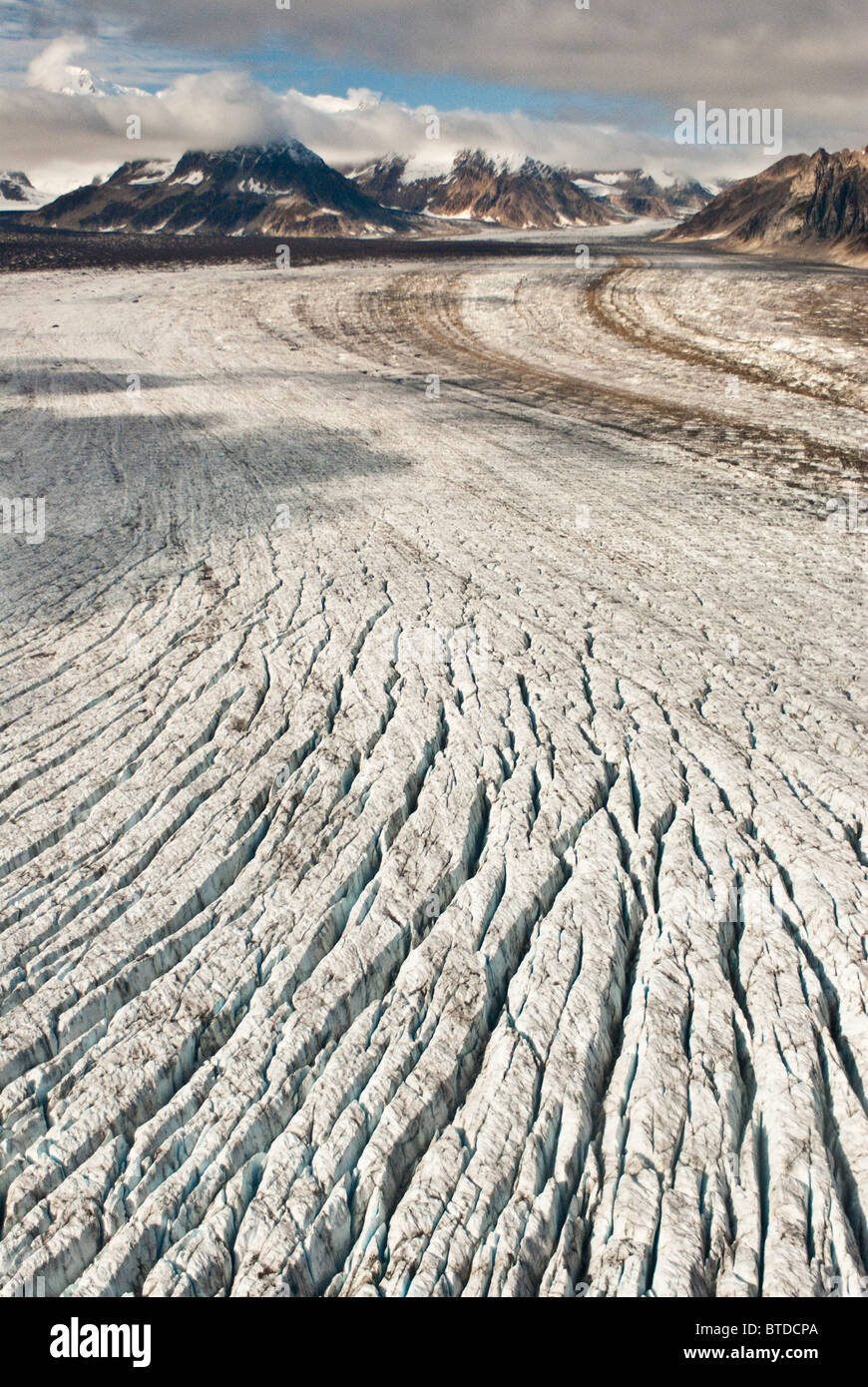 Vista aerea del Triumvirato ghiacciaio in Tordrillo Mountains, centromeridionale Alaska, caduta Foto Stock