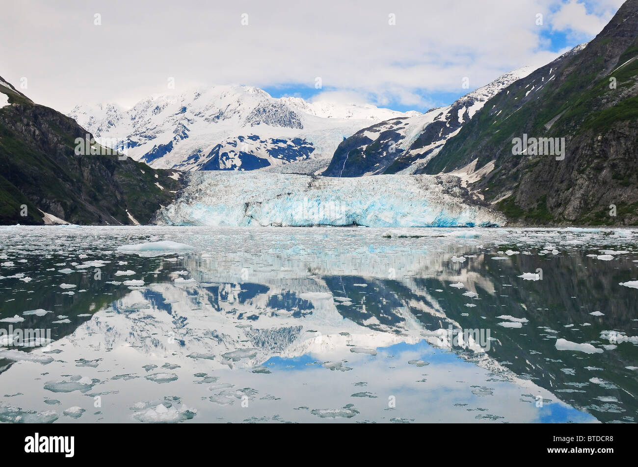 Vista panoramica del ghiacciaio a sorpresa si riflette nelle acque del Prince William Sound, Harriman Fjord, centromeridionale Alaska, estate Foto Stock