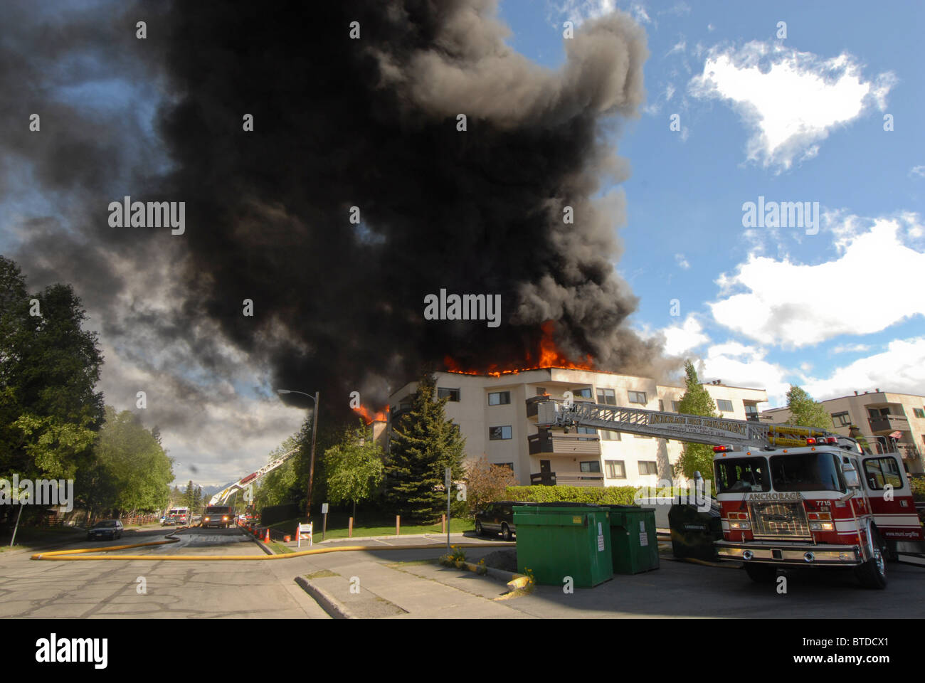 Ancoraggio Fire Department Station 5 risponde a un enorme incendio in condomini in Downtown, Anchocrage, Alaska Foto Stock