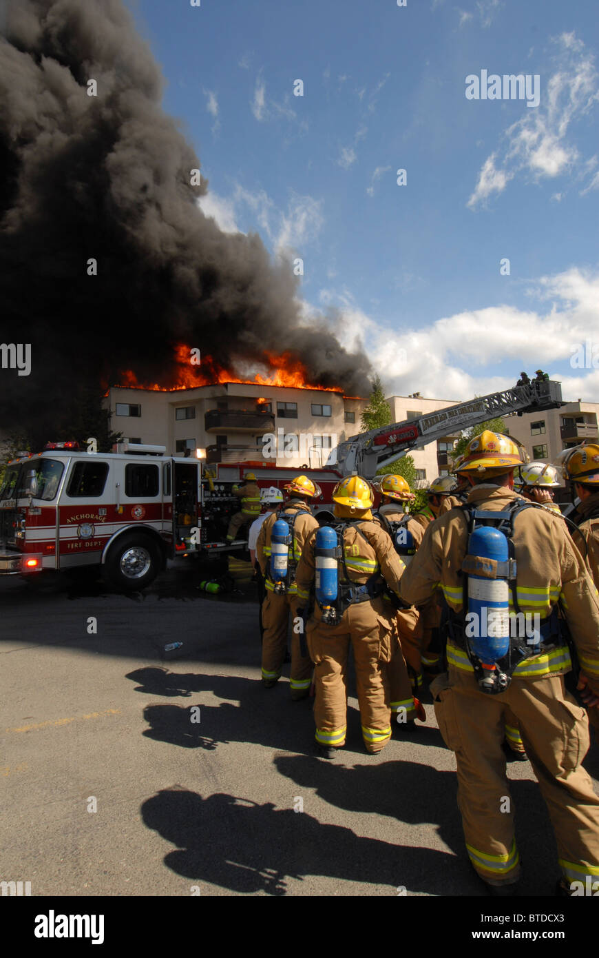 Ancoraggio Fire Department Station 5 risponde a un enorme incendio in condomini in Downtown, Anchocrage, Alaska Foto Stock