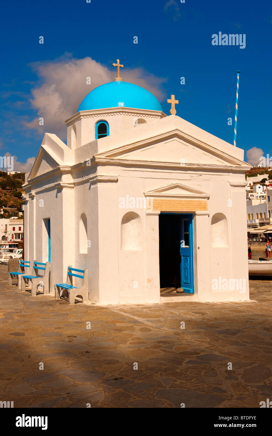 Mykonos Chora porto Orthodax greca chiesa di Agios Nikolaos , Isole Cicladi, Grecia Foto Stock