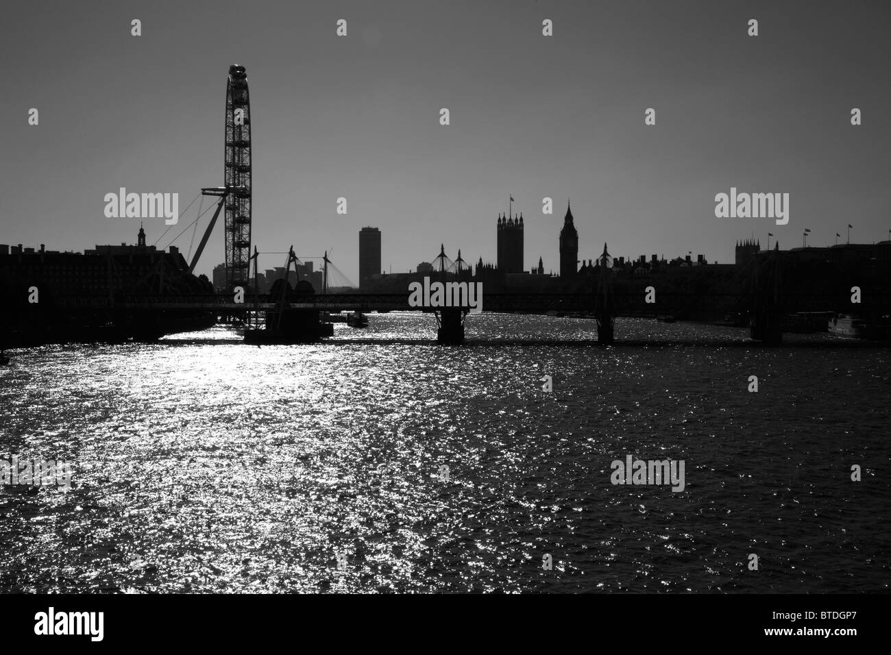 Visualizzare fino al Fiume Tamigi a Hungerford Bridge, il London Eye e la Casa del Parlamento, Westminster, London, Regno Unito Foto Stock