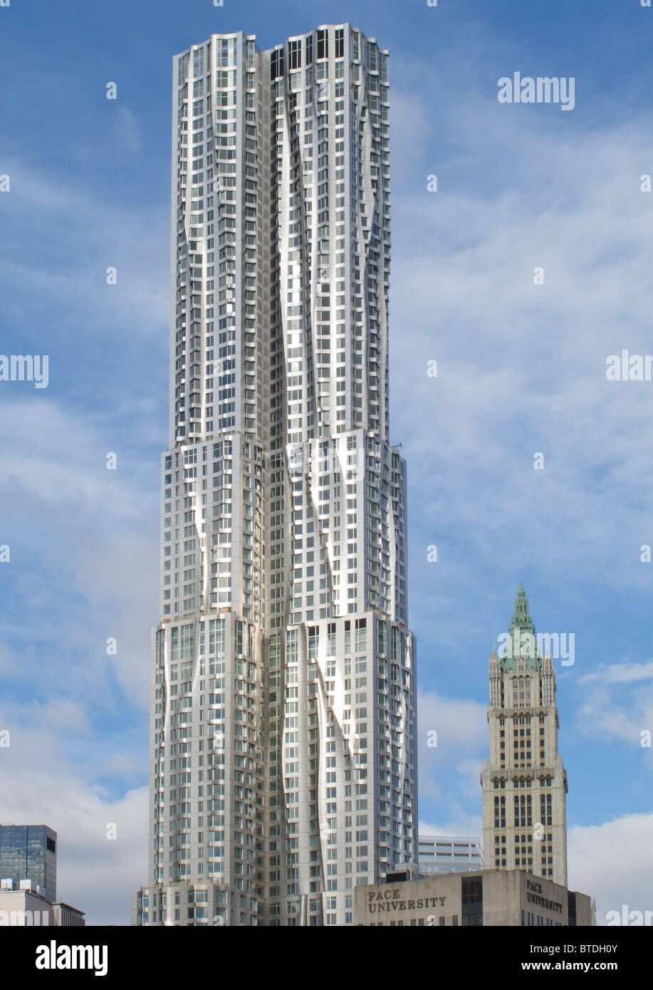 Nuovo 8 Spruce Street Beekman Tower progettata da Frank Gehry sull isola di Manhattan a New York City USA Foto Stock