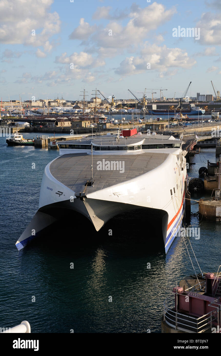 RORO fastcat Traghetti Condor rapide con lo sfondo di St Malo una storica città e porto della Francia occidentale Foto Stock