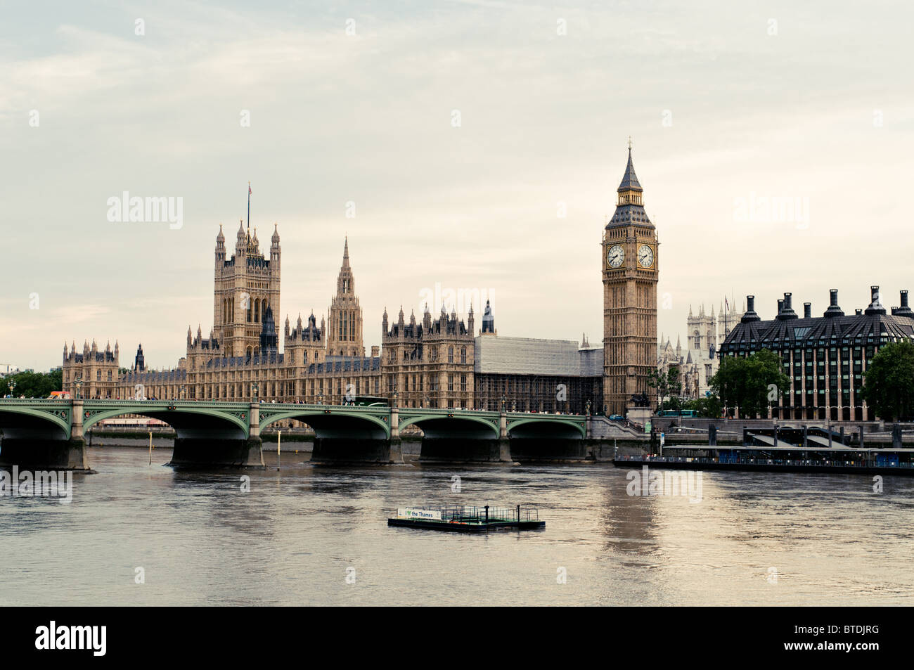 Buckingham Palace a Londra, Inghilterra. Il fiume Tamigi e il Big Ben illustrato. Foto Stock