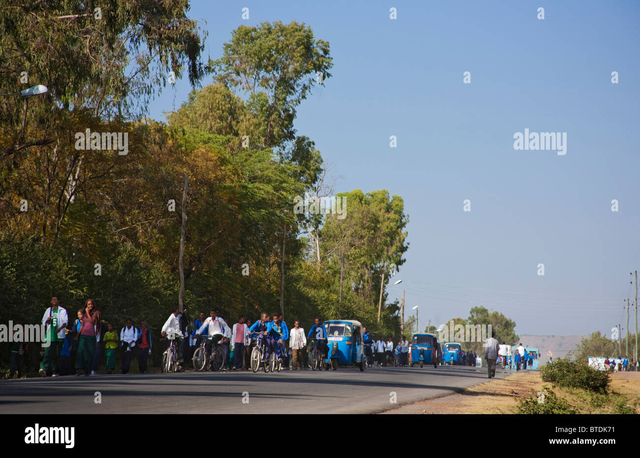 Gli studiosi, pedoni e bajaj taxi a piedi in Awassa Foto Stock