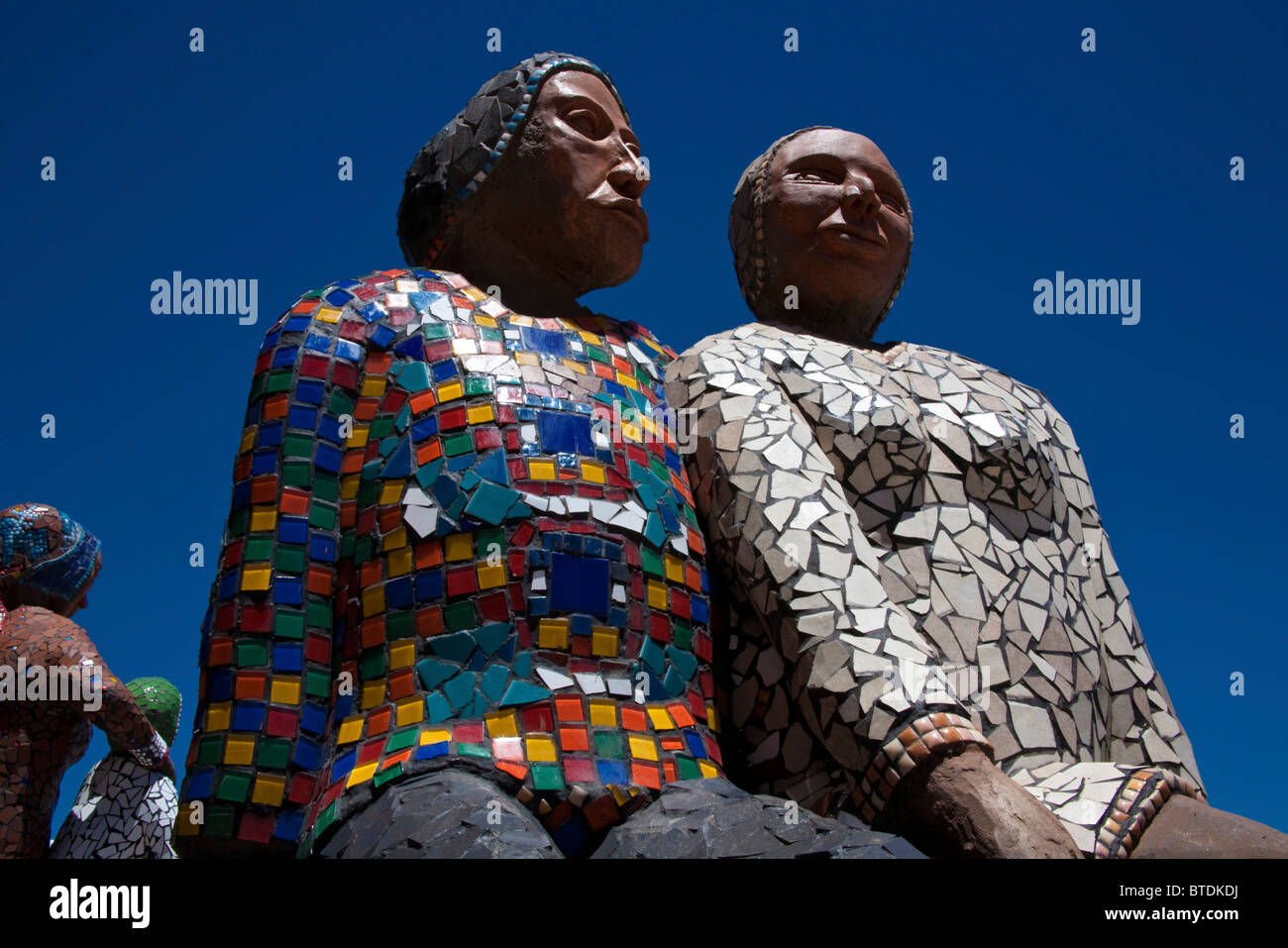 Basso angolo di visione del mosaico coperta scultura all aeroporto di Bloemfontein che mostra due donne africane seduto accanto a ciascun altro Foto Stock