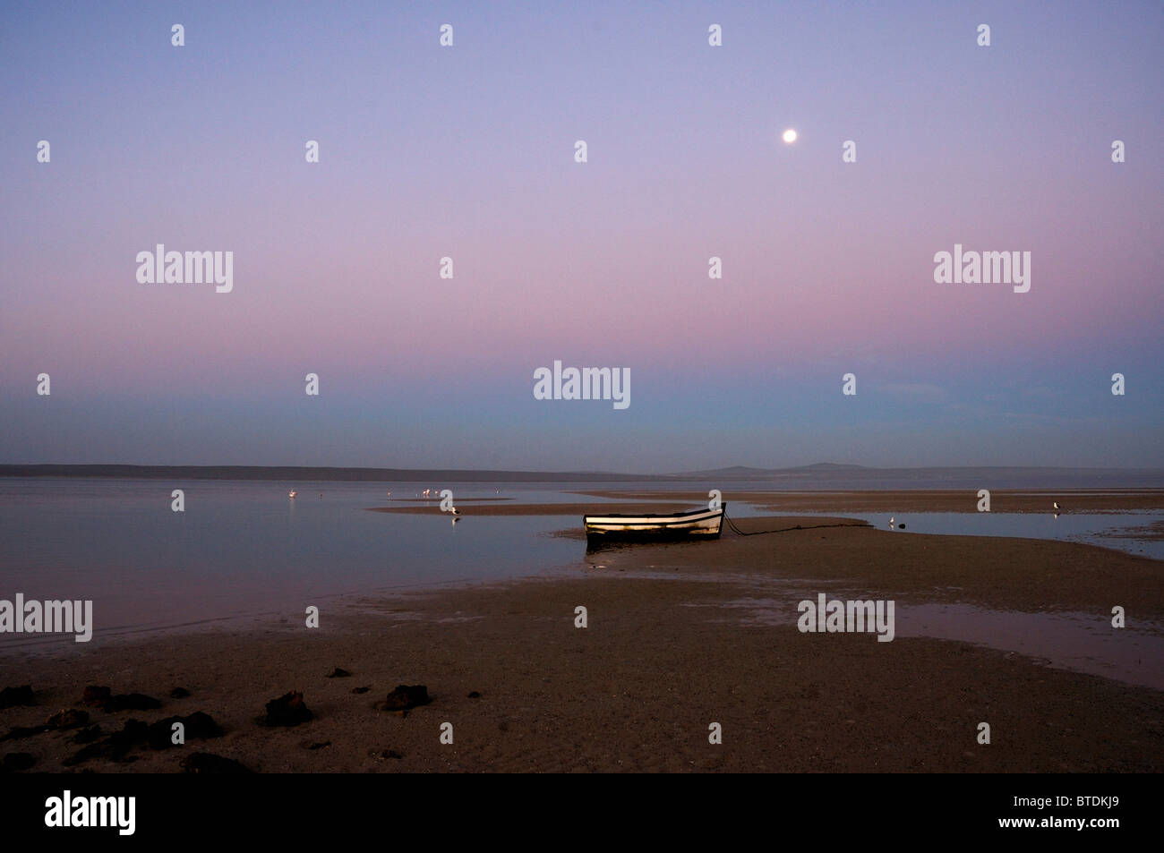 Tramonto sulla laguna a Churchaven con piccole barche da pesca sulla spiaggia e luna piena Foto Stock