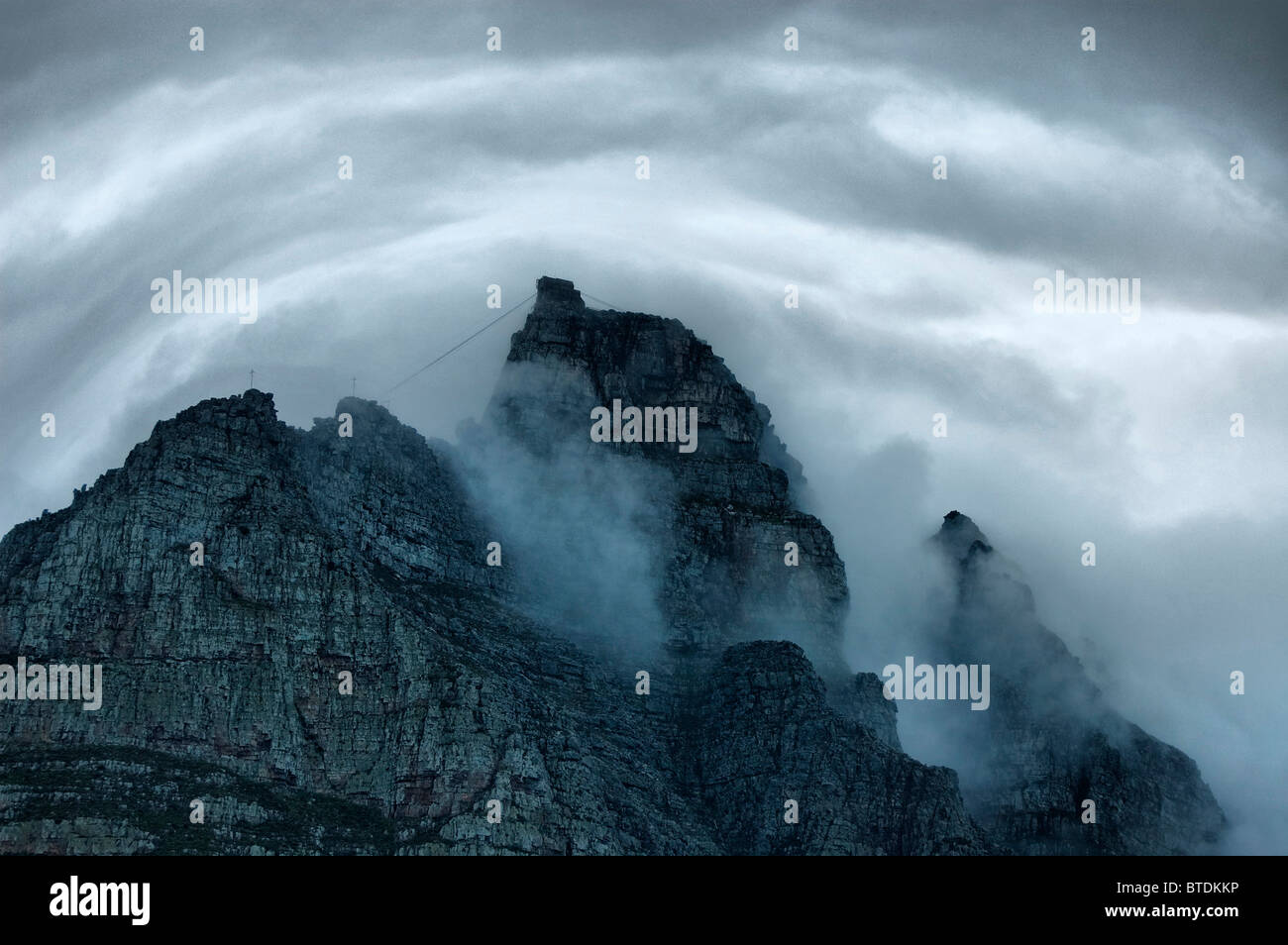 Tabella dei picchi di montagna coperto di nuvole Foto Stock