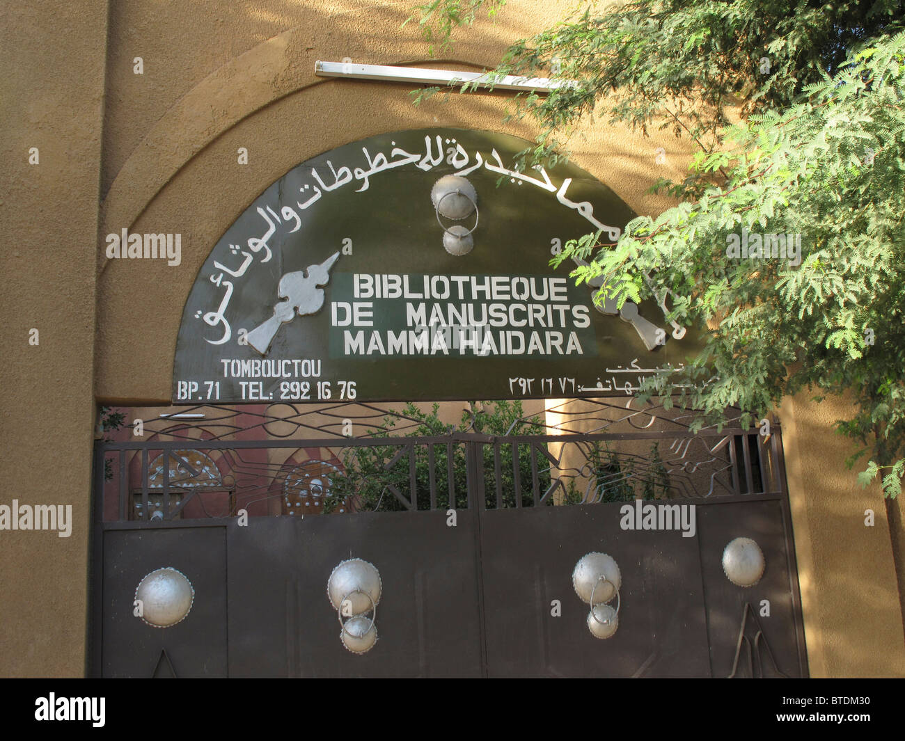 Un segno sopra la porta di una biblioteca di manoscritti di Timbuktu Foto Stock