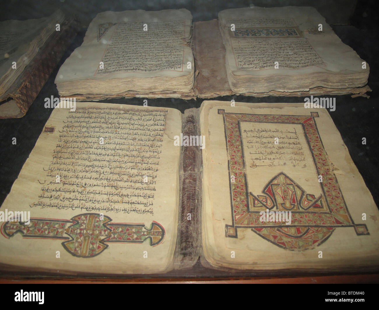 Un antico manoscritto arabo sul display Foto Stock