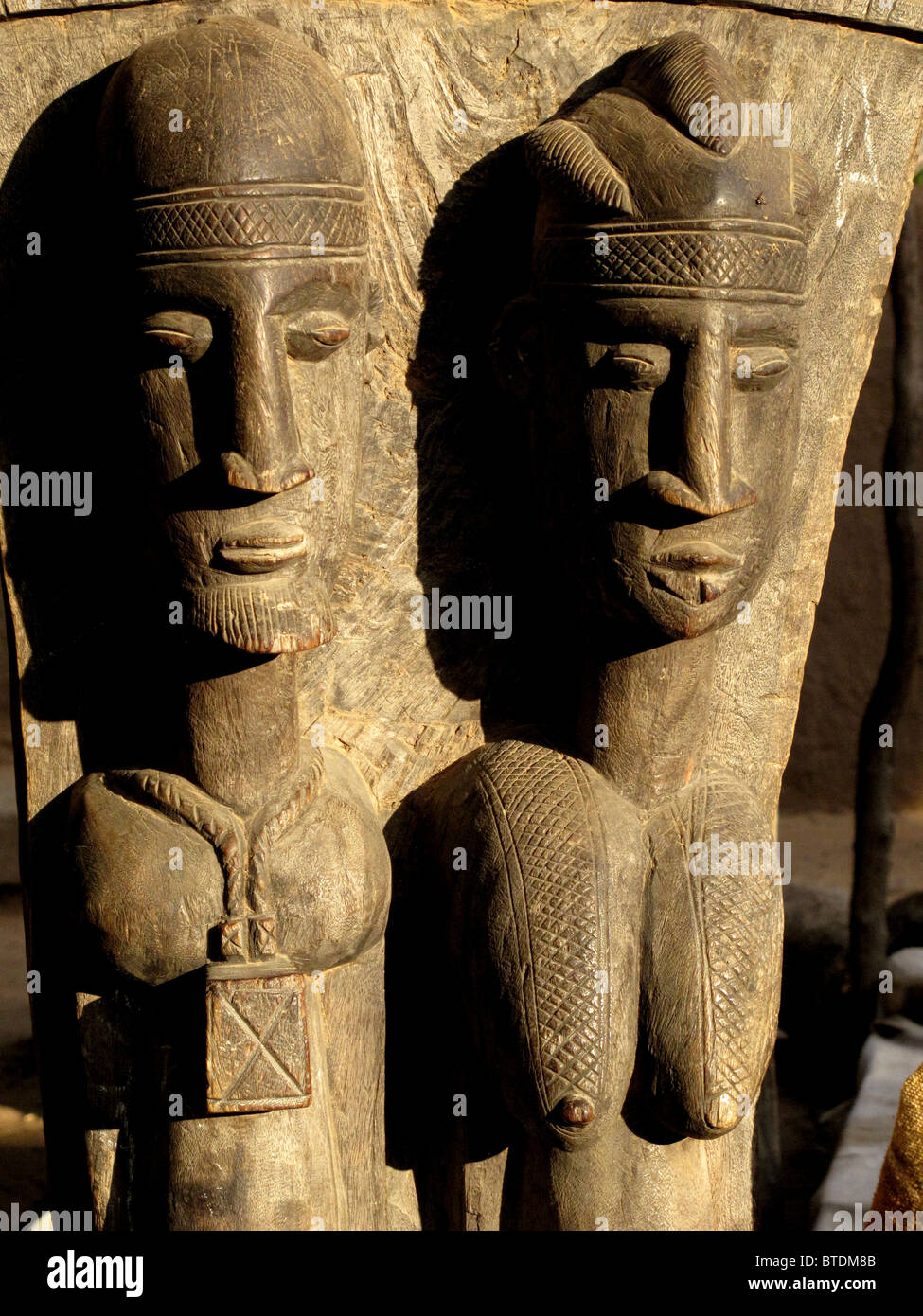 Close-up di una scultura in legno che mostra un maschio e una femmina di figura Foto Stock