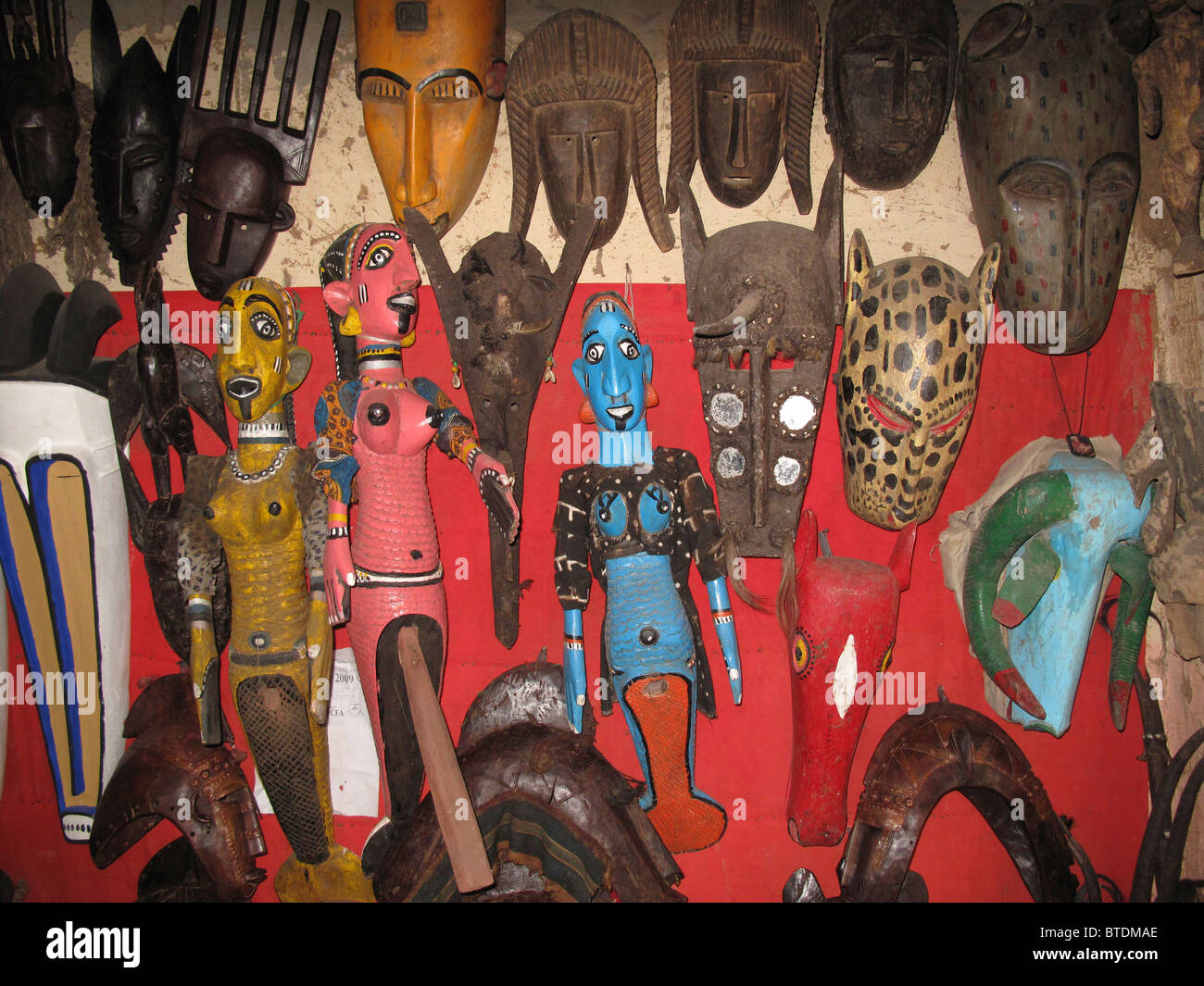 Un display a colori di faccia di legno e maschere di animali Foto Stock
