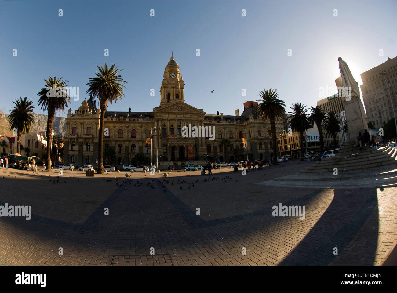 Fish-eye del Grand Parade in Città del Capo con il Municipio in background Foto Stock
